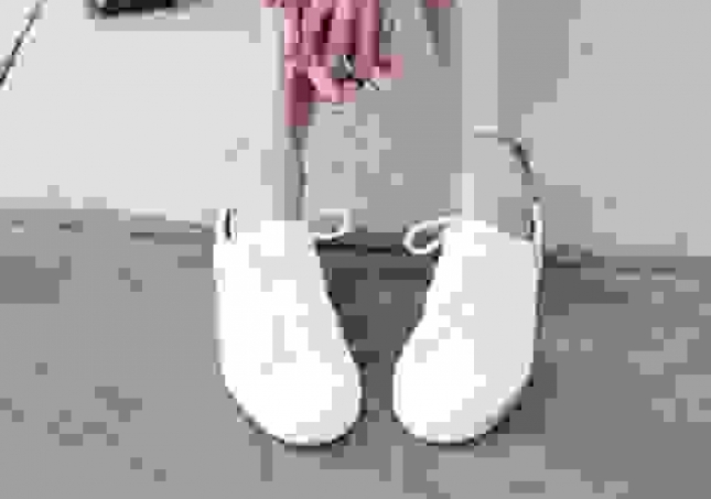 白鞋子發(fā)黃有什么辦法變白-白色帆布鞋發(fā)黃，怎么洗才能變白？